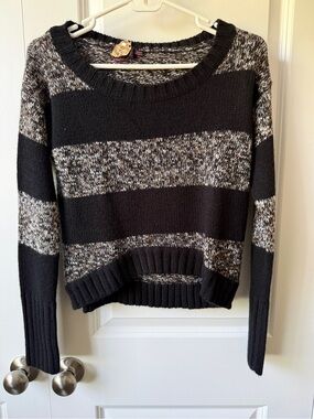 take out Black & Heathered Gray Striped Scoop-Neck Sweater